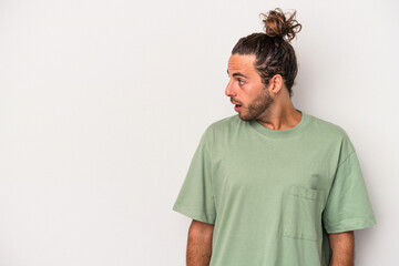 Obraz premium Young caucasian man isolated on gray background being shocked because of something she has seen.