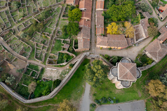 vista a&eacute;rea de la antigua fortaleza y municipio de Granadilla en la provincia de C&aacute;ceres, Espa&ntilde;a