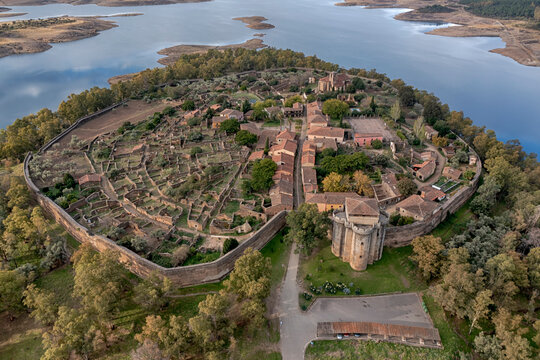 vista a&eacute;rea de Granadilla junto al embalse de Gabriel y Gal&aacute;n en la provincia de C&aacute;ceres, Espa&ntilde;a