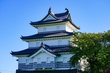 晴れ渡った新発田城址公園から新発田城 三階櫓（新潟県新発田市）