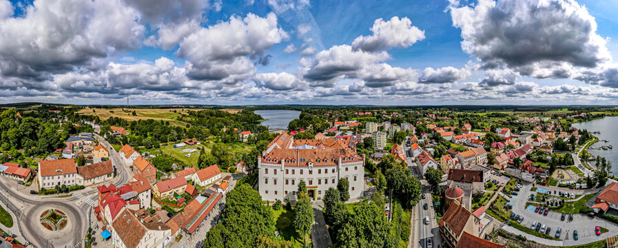 zamek krzyżacki w Rynie na Mazurach w Polsce, panorama z lotu ptaka
