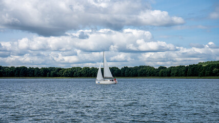 Jachty na Jeziorze Ryńskim na Mazurach w Polsce latem