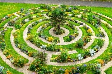Kreisförmiges Blumenbeet mit Labyrinth und einer Palme in der Mitte, Boulogne-sur-Mer, rundes...