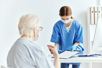 Obraz premium elderly woman and doctor Hospital visit checkup