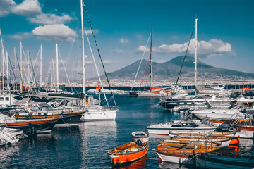 Porto di Napoli, con barche e il vulcano Vesuvio sullo sfondo - obrazy, fototapety, plakaty