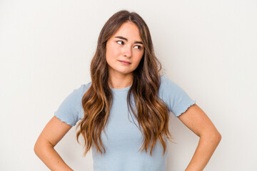 Obraz premium Young caucasian woman isolated on white background confused, feels doubtful and unsure.