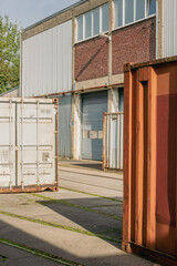 verschachtelte alte Hochseecontainer im Industriegebiet