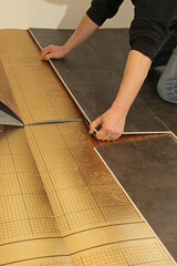 Pose de dalles PVC sur un film d'isolation au sol