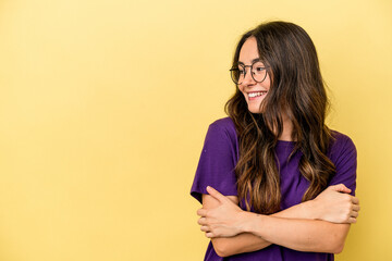 Obraz premium Young caucasian woman isolated on yellow background smiling confident with crossed arms.