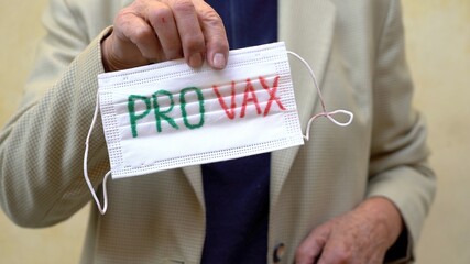 Europe, Italy , 40 years old Pro  vax man with mask say yes to the vaccination anti Covid-19...