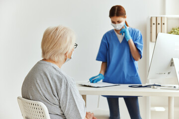 Obraz premium nurse and patient professional examination treatment