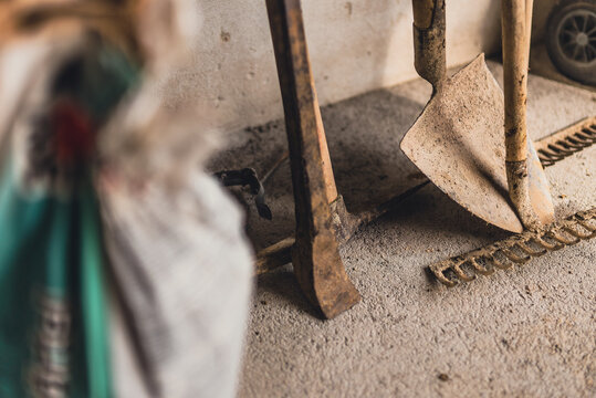Werkzeuge aus der Baubranche liegen auf der Baustelle neben dem Zementsack.