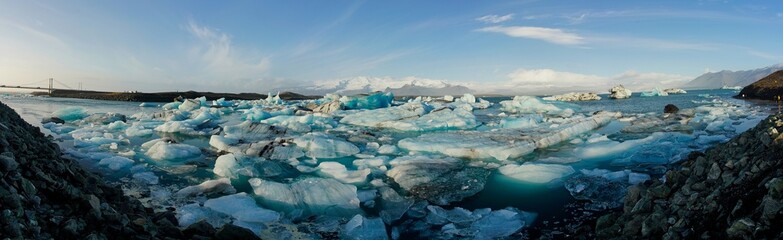 Island, schwimmender Eisstrom aus der Gletscherlagune Jökulsárlón in Richtung Meer