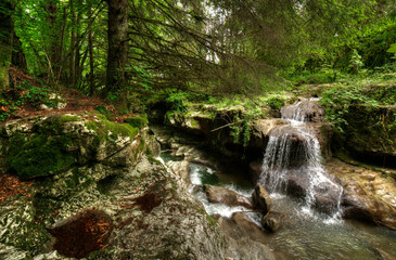 Obraz premium Cascade sur le Séran dans les gorges de Thurignin à Belmont-Luthézieu, Ain, France