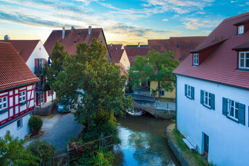 Der Fluss Eger im Viertel der Bleicher in der Altstadt von Nördlingen
