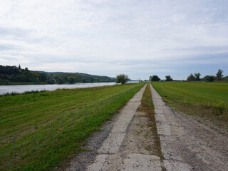 Radweg entlang dem Grenzfluss Oder auf der deutschen Seite mit Blick auf die Oder 