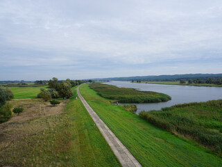Fototapeta na wymiar Blick vom Aussichtsturm Stützkow auf die wunderschöne Landschaft im Nationalpark Unteres Odertal auf einen Radweg und den Grenzfluss Oder