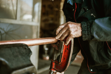 Obraz premium Traditional coppersmith workshop for copper brewing pots manufacturing. This handmade brewery kettles will be used for making traditional alcohol brandy drinks. Small traditional business concept.