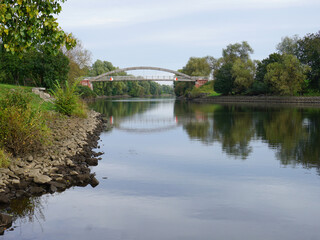 Fototapeta na wymiar Blick über einen Wasserkanal mit Brücke bei Stützkow im Nationalpark Unteres Odertal
