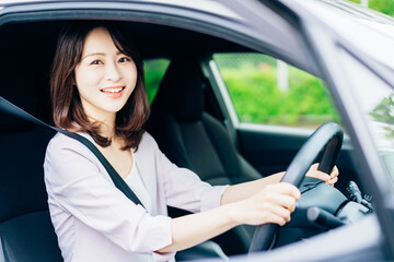 車を運転する若い女性