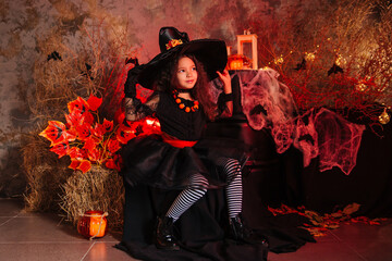 Naklejka premium Little girl dressed as a sidin witch on a gloomy background. Prepare for All Saints Day. Halloween costume.