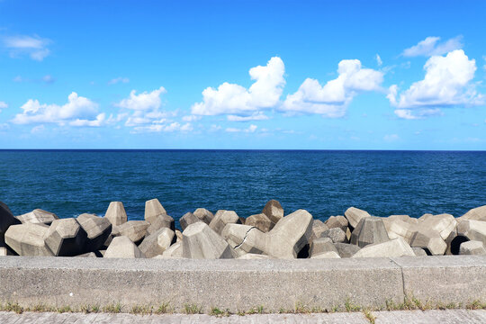 テトラポッド越しの海と青空