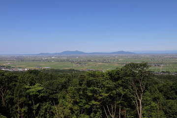 Fototapeta na wymiar 護摩堂山・山頂から見る弥彦山（新潟県田上町）