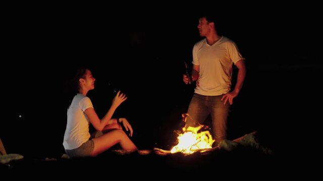 adventurous couple are setting up campfires and enjoying the beauty of nature
