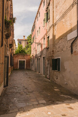 Obraz premium narrow alley in the city of venice