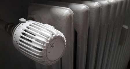 Valvole termostatiche sui caloriferi dell'appartamento per il risparmio energetico - obrazy, fototapety, plakaty