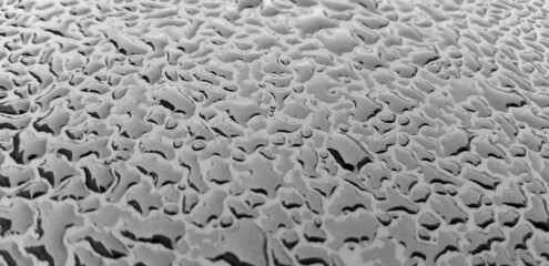 Gocce d'acqua su di una lamiera nera