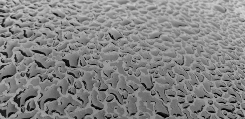Gocce d'acqua su di una lamiera nera