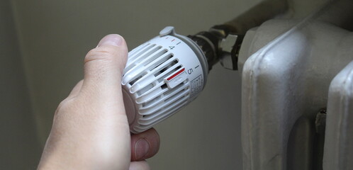 Valvole termostatiche sui caloriferi dell'appartamento per il risparmio energetico