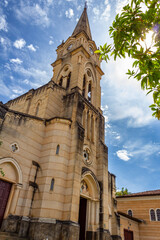 Fototapeta premium Igreja Nossa Senhora do Rosário com céu azul ao fundo e algumas nuvens.