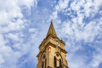 Igreja Nossa Senhora do Rosário com céu azul ao fundo e algumas nuvens.