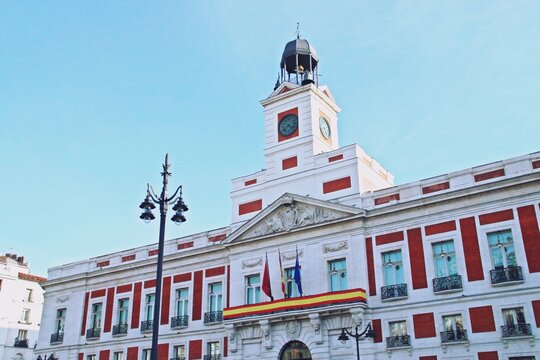 Reloj en la torre del edificio principal de la plaza Puerta del Sol. Reloj en el palacio de Correos, actual presidencia de la Comunidad de Madrid, Espa&ntilde;a.