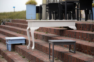 sawn-off table legs compensate for the difference in height on the stairs