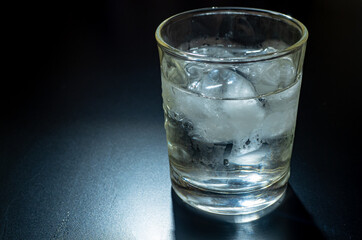 コップ一杯の水