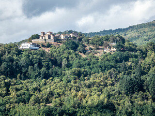 Fototapeta na wymiar Village dans les montagnes de la Toscane Italie