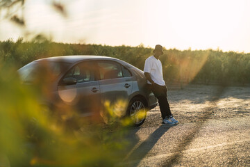 Chico negro atletico con camiseta blanca en carretera abandonada 