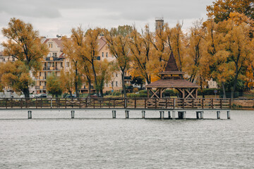 Kładka na jeziorze zakończona drewnianym gazebo w miejscowości Kętrzyn