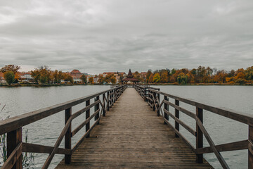 Fototapeta na wymiar Most na jeziorze w miejscowości kętrzyn