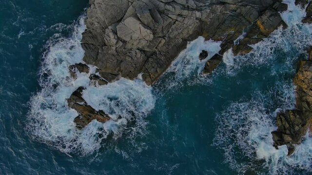 la mer s'&eacute;crase contre les rochers vu de drone, the sea crashes against the rocks seen from drone