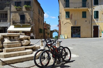 Mountainbike and the old city of Castiglione in Umbria 