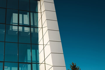 Obraz premium Geometric architectural elements with a modern minimalist facade. abstract urban modern exterior in vibrant color.
