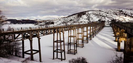 Lago di Campotosto con neve