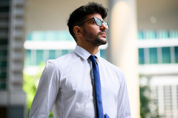 Naklejka premium Young businessman outdoor in a modern setting