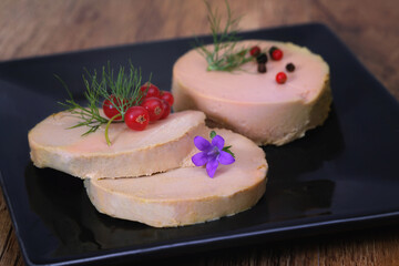 foie gras, tranche de foie gras de canard, réveillon de noël et nouvel an	