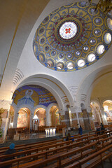 Obraz premium Lourdes, France - 9 Oct, 2021: Interior views of the Basilica Sanctuary of Our Lady of Lourdes