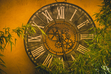 horloge ancienne sur un mur orange